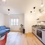 Economo B1 Tirabora Short Rent *