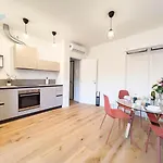Economo B1 Tirabora Short Rent Apartman Trieszt