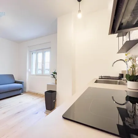 Economo B1 Tirabora Short Rent 的里雅斯特
