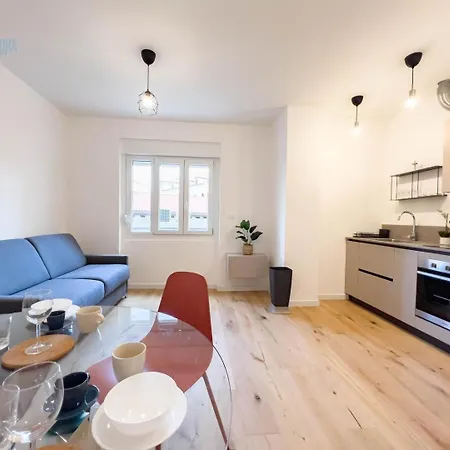 Economo B1 Tirabora Short Rent * Trieszt