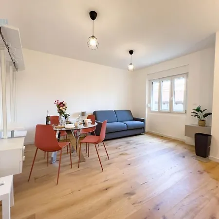 Economo B1 Tirabora Short Rent トリエステ